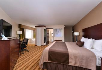 Old Mill Inn has rooms with a private hot tub