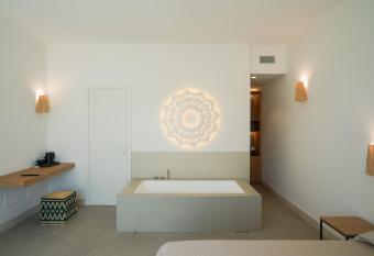 Corte dei Melograni Hotel Resort has rooms with a private hot tub