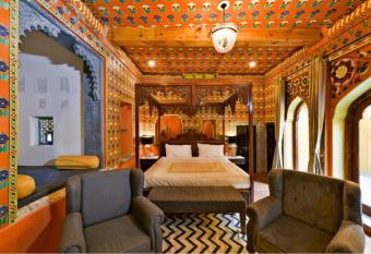 Gogunda Palace has rooms with a private hot tub