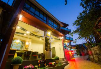 Phi Phi Top View Resort has Balcony rooms