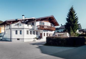 Die feine Herberge allows 18 year olds to book a room