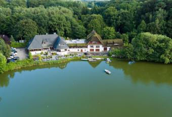 Fischerklause am Lutjensee allows 18 year olds to book a room