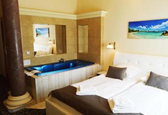 Hotel Venecia Palace has rooms with a private hot tub