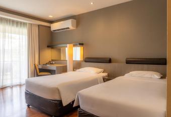 The Park Nine Hotel Srinakarin has rooms with a private hot tub