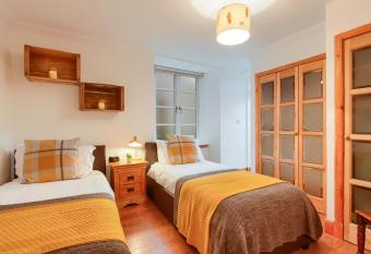 Dundas Flat, 1 bedroom, Comrie allows 18 year olds to book a room