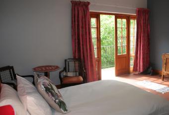 House of House Guest House has rooms with a private hot tub