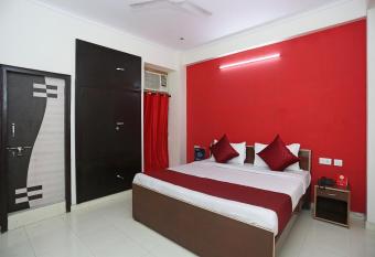 OYO Flagship 9339 Terrene Empire allows 18 year olds to book a room