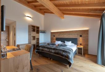 Berghotel Tgantieni has Balcony rooms