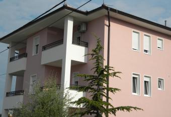 Apartment Srebrni oblak has Balcony rooms