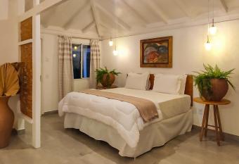 Taman B  zios Hotel has rooms with a private hot tub