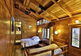 Tree House Lodge has Balcony rooms