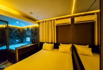 Motel Messalina has rooms with a private hot tub