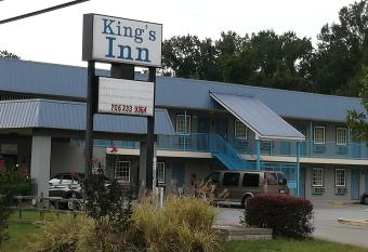 Kings Inn has Smoking rooms