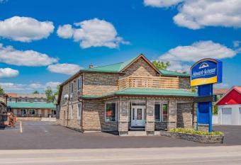Howard Johnson by Wyndham Gananoque has Balcony rooms