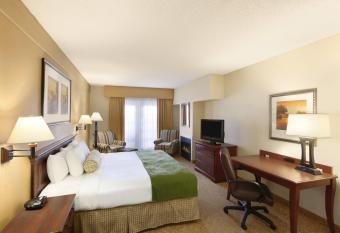 Country Inn & Suites by Radisson, Mesa, AZ has rooms with a private hot tub