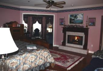 Heron Cay Lakeview Bed & Breakfast has rooms with a private hot tub