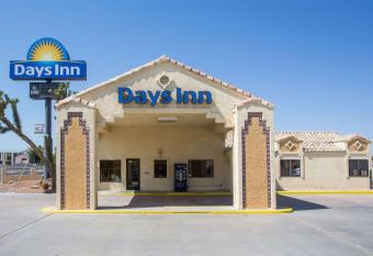 Days Inn by Wyndham Kingman West has Smoking rooms