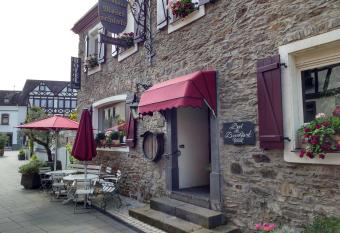 Hotel garni Altes Winzerhaus Moselsch  nke allows 18 year olds to book a room