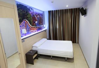 Hostal Las Flores Ramblas allows 18 year olds to book a room