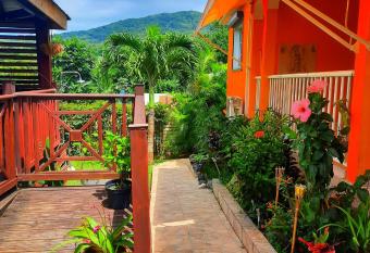 Maison de 3 chambres avec jacuzzi jardin clos et wifi a Deshaies a 3 km de la plage has Balcony rooms