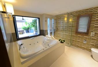 Rarin Jinda Wellness Spa Resort has rooms with a private hot tub