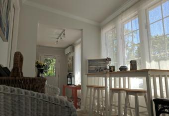 Inn At The Park - The Cottage has rooms with a private hot tub