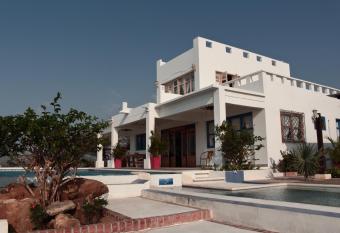 Frente al Mar allows 18 year olds to book a room