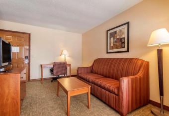 Quality Inn and Suites Owasso US-169 has rooms with a private hot tub