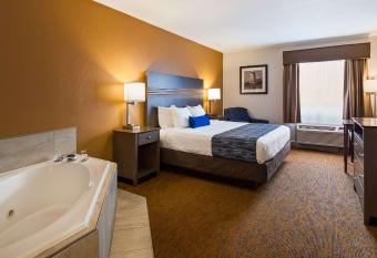 Spark by Hilton Biloxi Ocean Springs has rooms with a private hot tub