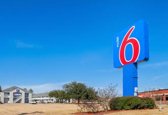 Motel 6-Bay Saint Louis, MS allows 18 year olds to book a room