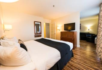 H  tel & Suites Le Dauphin Qu  bec has rooms with a private hot tub