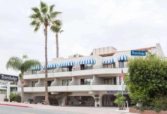 Travelodge by Wyndham San Clemente Beach has rooms with a private hot tub