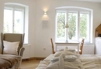 Gr  ne Wiese - G  ste-Minibungalow in der Ederm  hle allows 18 year olds to book a room