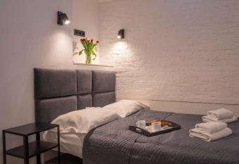 New World St. Hostel allows 18 year olds to book a room