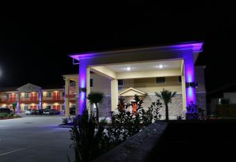 Scottish Inn & Suites - Iah Airport has rooms with a private hot tub