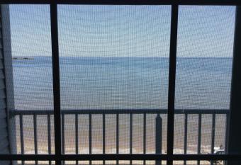 Hamilton Inn Select Beachfront has rooms with a private hot tub