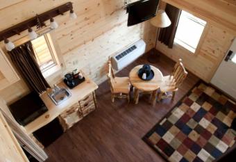 Cabins of Mackinac & Lodge has rooms with a private hot tub