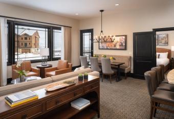 Waldorf Astoria Park City has rooms with a private hot tub