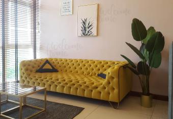 Paragon Residences Straits View Homestay by WELCOME HOME has rooms with a private hot tub