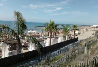 Studios - Bord de Plage allows 18 year olds to book a room