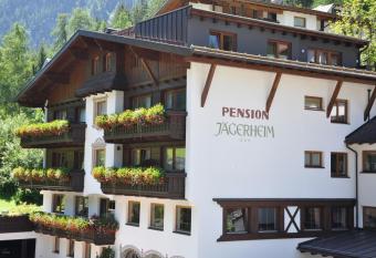 Apart - und Fr  hst  ckspension J  gerheim has Balcony rooms