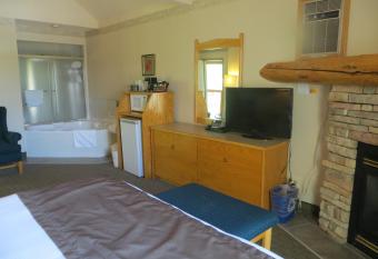 Waterton Glacier Suites has rooms with a private hot tub