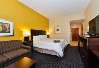 Hampton Inn by Hilton Petersburg Ft. Gregg Adams has rooms with a private hot tub