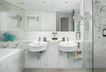 Ovolo The Valley Brisbane has rooms with a private hot tub