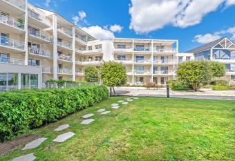 Vacanc  ole - Le Domaine de Bertheaume allows 18 year olds to book a room