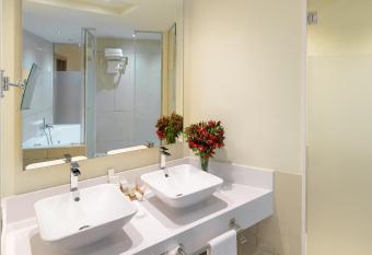 XQ El Palacete has rooms with a private hot tub