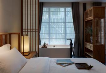 Uin Oriental Hotel has rooms with a private hot tub