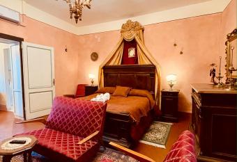 Palazzo Barbini Dimora Storica has rooms with a private hot tub