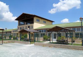 Albergue De Peregrinos Santiago Apostol allows 18 year olds to book a room