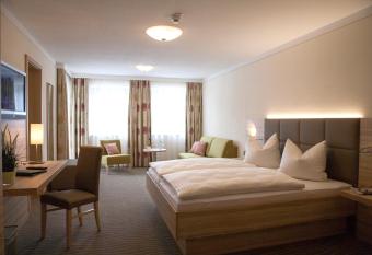 Hotel Stra  hof has Balcony rooms